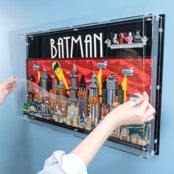 Preview: 76271 Batman: The Animated Series Gotham City - Wall Display Case